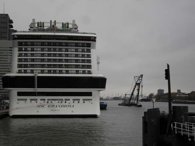 Cruiseschip ms MSC Grandiosa van MSC Cruises aan de Cruise Terminal Rotterdam
